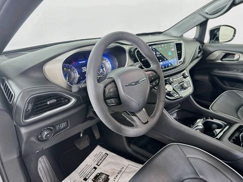 Used 2024 Chrysler Pacifica Limited w/ S Appearance Package FWD image 9