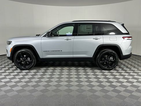 New 2025 Jeep Grand Cherokee Altitude image 15