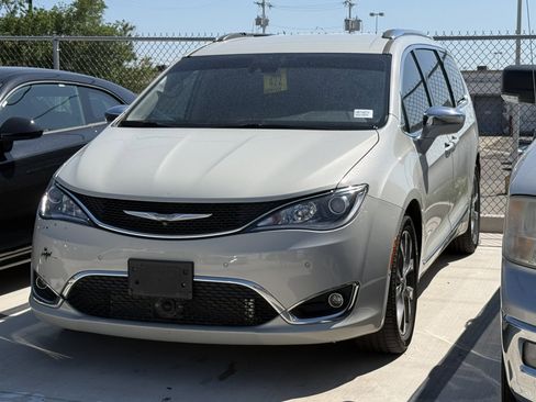 Used 2017 Chrysler Pacifica Limited w/ UConnect Theater Package FWD image 11