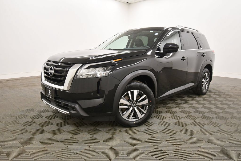Used 2024 Nissan Pathfinder SL AWD/4WD image 2