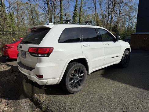 Used 2017 Jeep Grand Cherokee Altitude image 4