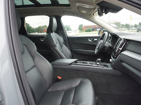 Used 2024 Volvo XC60 B5 Core AWD/4WD image 9