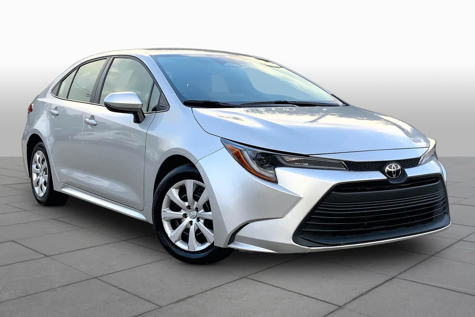 Used 2025 Toyota Corolla LE FWD image 3
