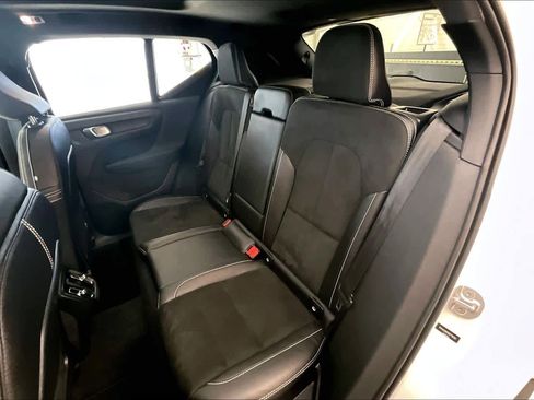 Certified 2022 Volvo XC40 T4 R-Design w/ Advanced Package image 19