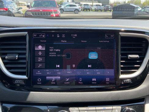 Used 2023 Chrysler Pacifica Touring-L FWD image 13