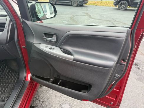 Used 2015 Toyota Sienna SE Premium image 47