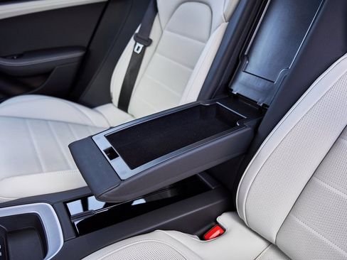 Used 2025 Porsche Panamera 4 w/ Premium Package image 53