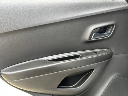 Used 2022 Chevrolet Trax LT w/ Redline Edition image 29