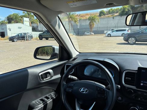 Used 2025 Hyundai Venue SEL FWD image 34