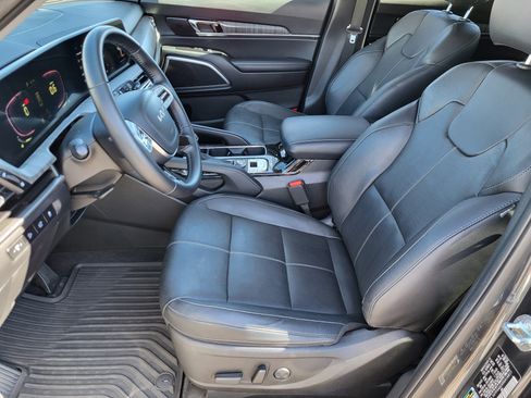 Used 2024 Kia Telluride EX w/ EX Captain's Chair Package image 8