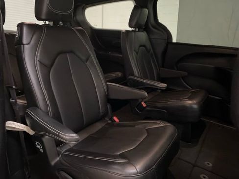 Used 2025 Chrysler Pacifica Select FWD image 75