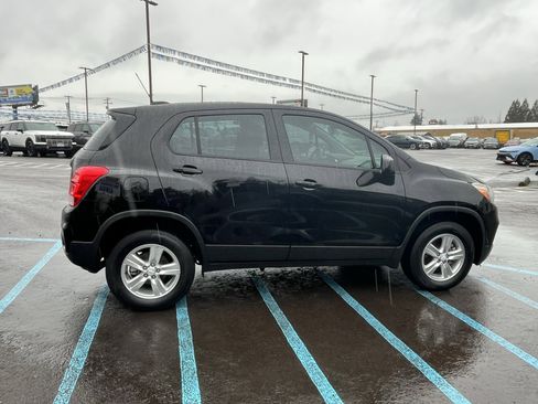 Used 2019 Chevrolet Trax LS w/ LPO, Cargo Package image 6