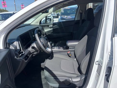 Used 2025 Kia Sportage LX FWD image 25