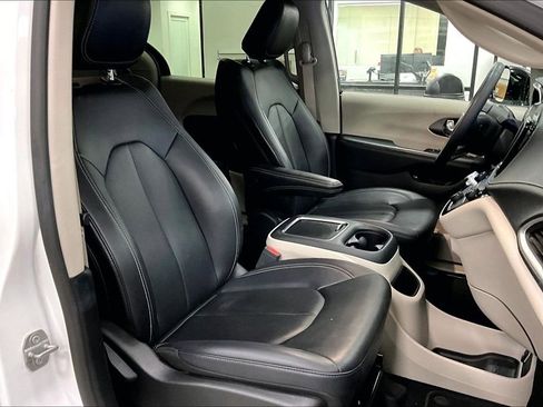 Used 2024 Chrysler Pacifica Select image 30