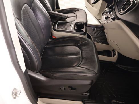 Used 2020 Chrysler Pacifica Touring-L Plus w/ Advanced Safetytec Group FWD image 13