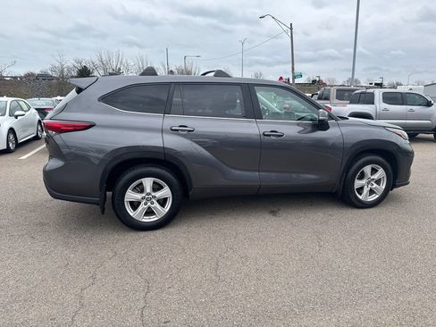 Used 2023 Toyota Highlander LE AWD/4WD image 10