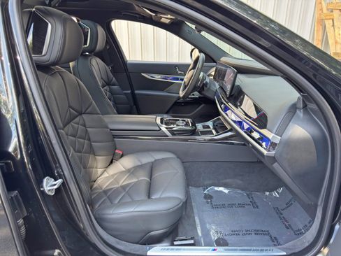 Used 2025 BMW 740i w/ Premium Package RWD image 16