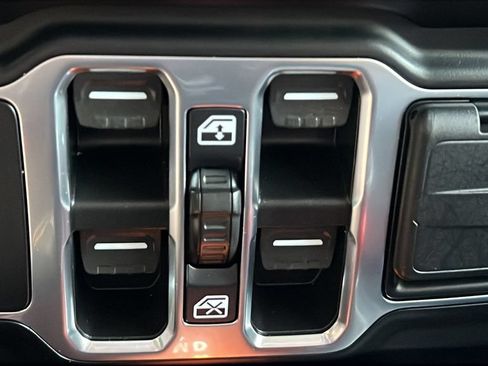 Used 2021 Jeep Gladiator Overland AWD/4WD image 18