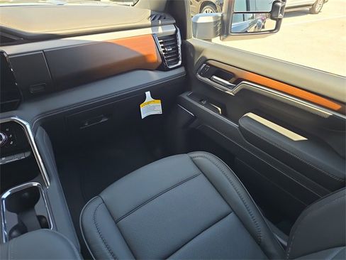 New 2025 GMC Sierra 3500 Denali w/ Denali Reserve Package image 15