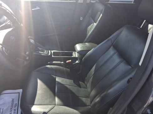 Used 2018 Ford Focus SE w/ SE Appearance Package image 18