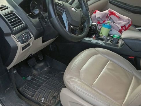Used 2018 Ford Explorer XLT w/ Equipment Group 202A FWD image 2