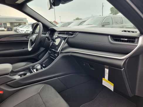 New 2025 Jeep Grand Cherokee L Altitude image 22