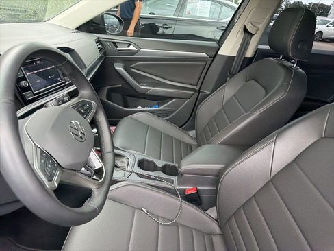 Used 2024 Volkswagen Jetta SE w/ Panoramic Sunroof Package FWD image 6