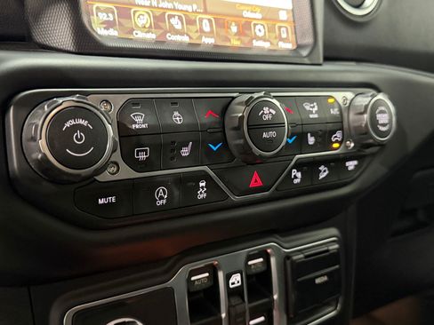 Used 2018 Jeep Wrangler Unlimited Sahara AWD/4WD image 27
