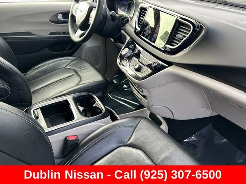 Used 2022 Chrysler Pacifica Touring-L FWD image 21