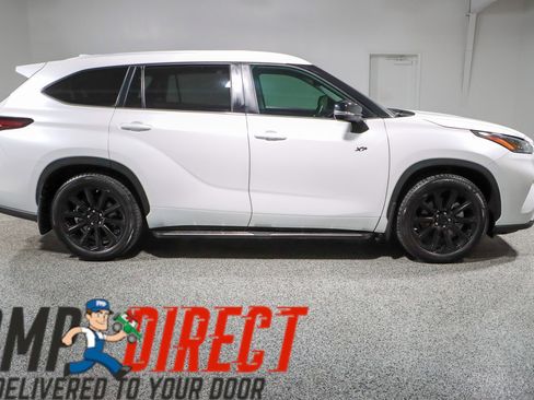 Used 2024 Toyota Highlander XLE FWD image 6