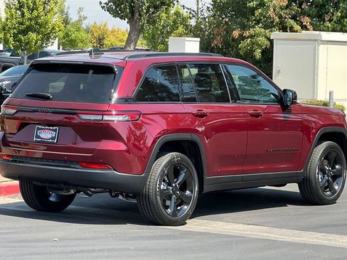 New 2025 Jeep Grand Cherokee Altitude image 4
