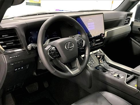 Used 2025 Lexus GX 550 image 17