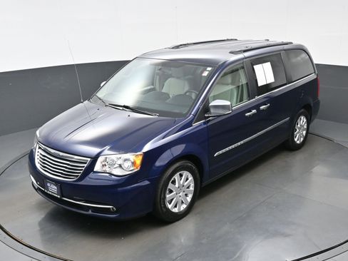 Used 2012 Chrysler Town & Country Touring-L w/ Entertainment Group #2 FWD image 34