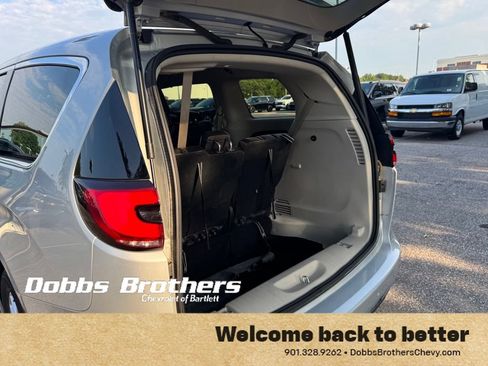 Used 2024 Chrysler Pacifica Touring-L FWD image 39