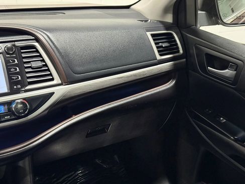 Used 2017 Toyota Highlander Limited Platinum image 21