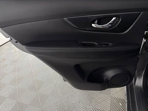 Used 2018 Nissan Rogue SV FWD image 12