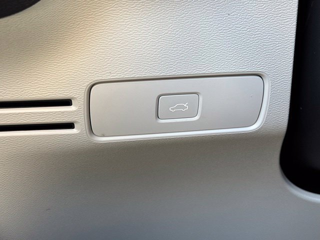 Certified 2025 Volvo XC40 B5 Plus w/ Protection Package Premier AWD/4WD image 31