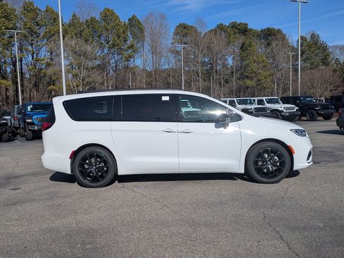 New 2026 Chrysler Pacifica Limited image 4