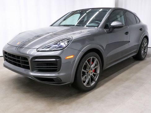Used 2023 Porsche Cayenne GTS w/ Premium Package image 3