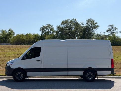 Used 2023 Mercedes-Benz Sprinter 2500 image 2