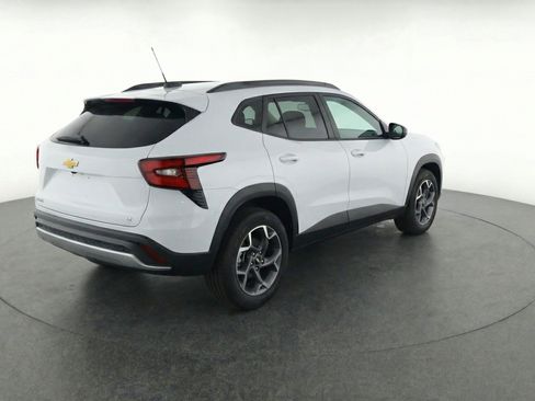 Used 2025 Chevrolet Trax LT FWD image 9