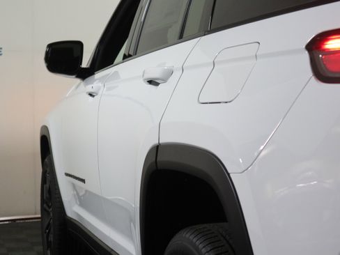 New 2025 Jeep Grand Cherokee Limited image 10