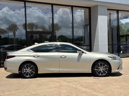 Used 2025 Lexus ES 300h w/ Premium Package FWD image 2