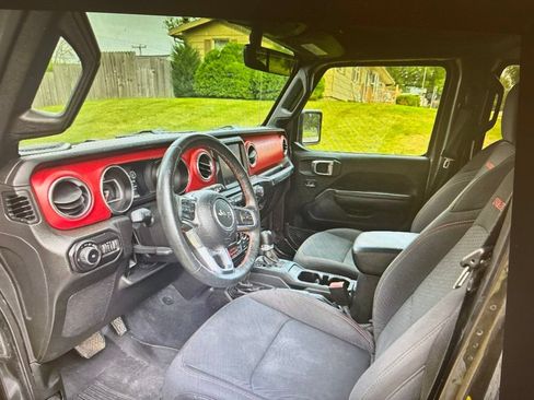 Used 2022 Jeep Wrangler Unlimited Rubicon w/ Cold Weather Group AWD/4WD image 4
