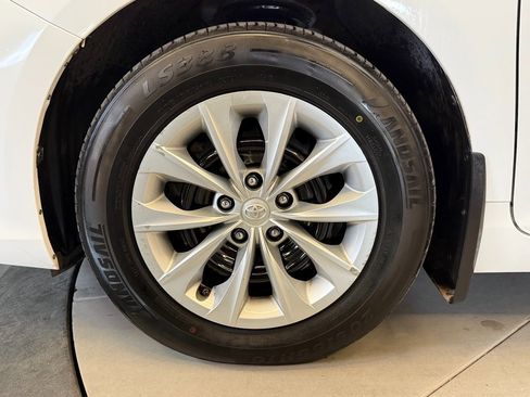 Used 2017 Toyota Camry LE image 23