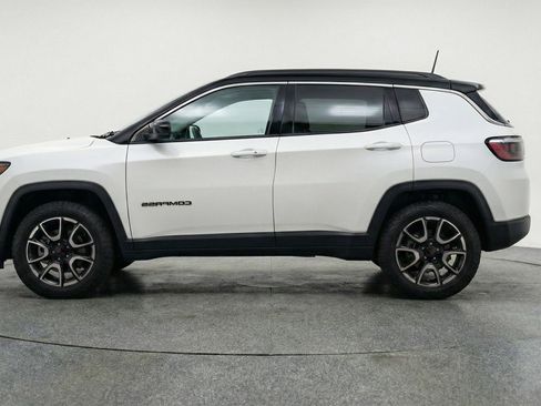 Used 2025 Jeep Compass Trailhawk image 5