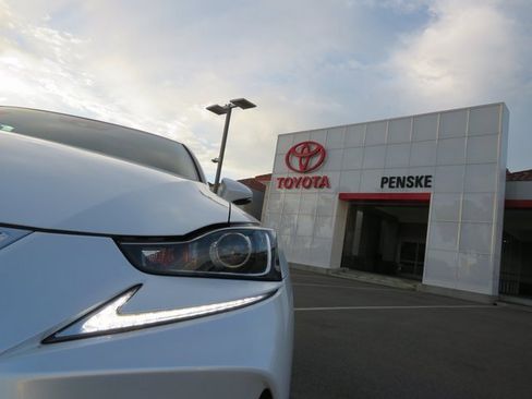 Used 2017 Lexus IS 200t image 4