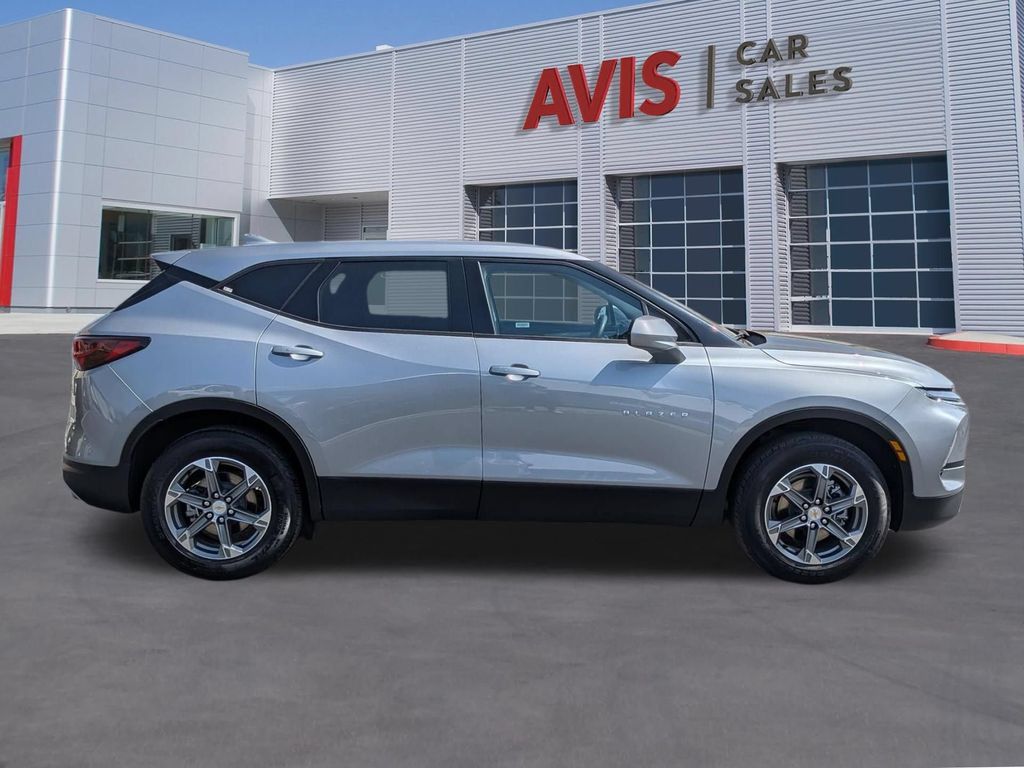 Used 2025 Chevrolet Blazer LT FWD image 5