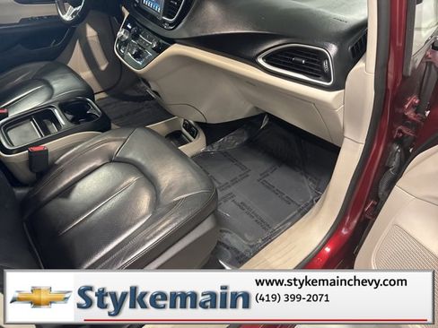 Used 2019 Chrysler Pacifica Touring-L image 18