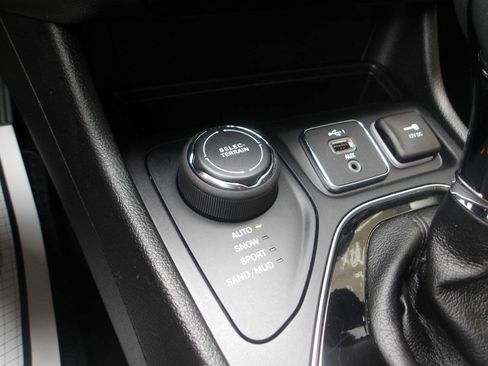 Used 2019 Jeep Cherokee Latitude Plus AWD/4WD image 17